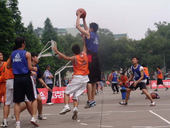 凳能挺身而 凳能挺身而