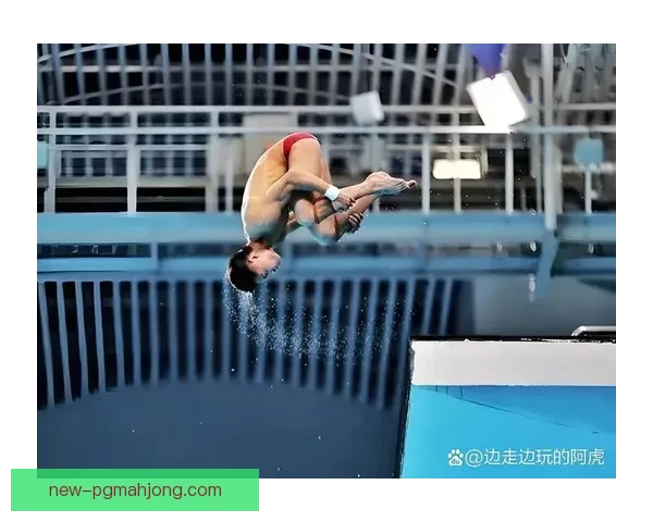 深情潜入水底，华丽空翻一跃，挑战极限高度 激情跳水赛