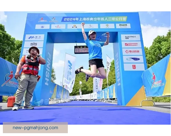 铁人三项冠军：鏖战泳、骑、跑，无畏向前闯荡极限